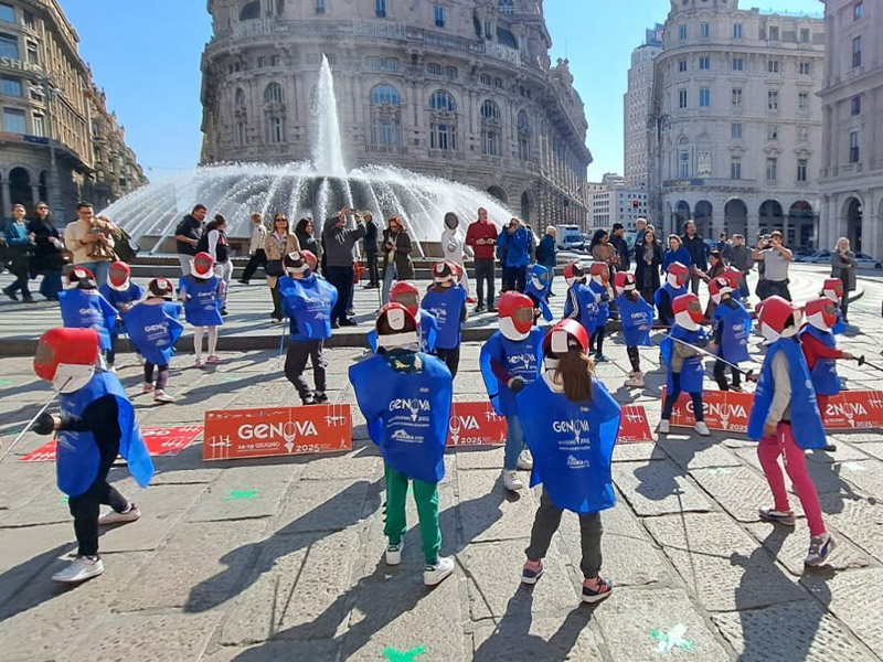 Cento giorni agli Europei "Genova 2025. Studenti e società di Scherma in piazza De Ferrari con un flash mob.