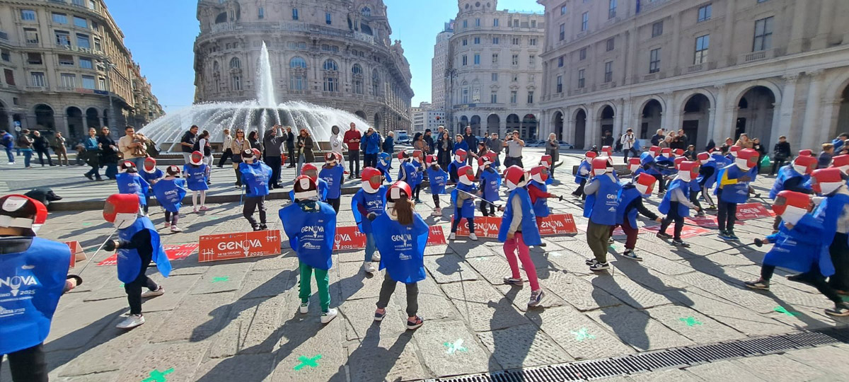 Cento giorni agli Europei "Genova 2025. Studenti e società di Scherma in piazza De Ferrari con un flash mob.