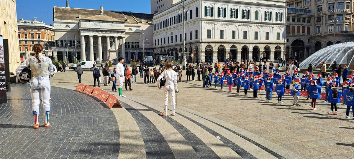 Cento giorni agli Europei "Genova 2025. Studenti e società di Scherma in piazza De Ferrari con un flash mob.